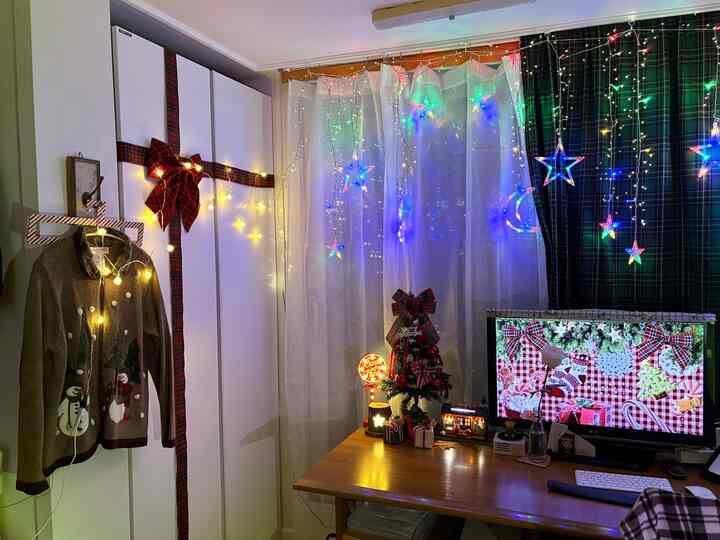#今日からクリスマス #1日目記録 
今日からクリスマスライトが10日始まります！

ギフトボックスのように飾られたワードローブが夜には暗くてよく見えないのが惜しい心にワードローブにも桜の電球をつけてみました！ 

大きな赤いリボンとタータンチェック柄のリボンロールでワードローブを飾る
窓際にも1000口のムカデ照明と 
色とりどりのカラフルな星、月の縞模様をつけて
外でも光が見えるように演出しました😊😆

 ＃クリスマス＃クリスマス小道具＃クリスマスインテリア＃クリスマスデコ＃オーナメント＃クリスマス照明＃ホリデー＃ホリデー＃クリスマス＃ラルフローレンクリスマス＃トレーダースムーン電球＃アンドゥ電球＃クリスマス毛布＃チェックカーテン＃シフォンカーテン＃クリスマス