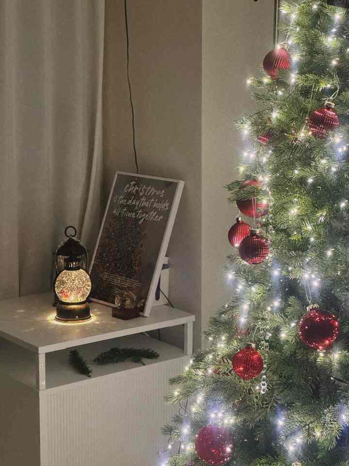 #今日からクリスマス #2日目記録ツリーはリビングの隅に！ 
だから、後ろの部分を一杯に巻きます。

＃リビングルーム＃リビングルーム＃リビングインテリア＃リビングデコレーション＃子育て日常＃子供の家＃赤ちゃんの家＃マンゴーチュウク＃オーナメント＃アーティパーティ＃ミリークリスマス＃クリスマスストリート＃クリスマス小道具＃クリスマスデコ＃クリスマス飾り＃ツリー＃トリコット＃ツリー電球＃ツリーおすすめ＃オーナメントおすすめ＃メリークリスマス