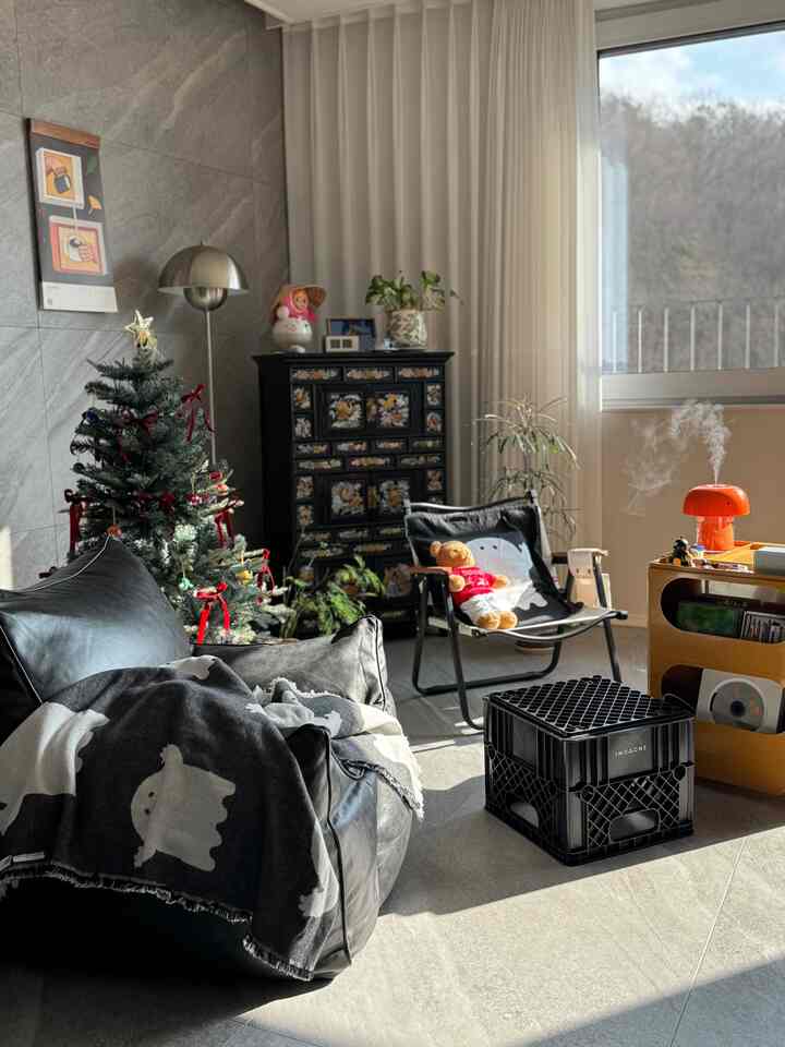 #오늘부터크리스마스
#Day2Record
#ChristmasComesToTheLivingRoom

The tree I've been using for five years has, as always, brought a Christmas mood to the living room this year.
It was just the right size in my old house, but since moving,
I've been craving a larger tree.
Looking forward to next year, I'm going to spend this year with my beloved, cute tree 🎄

#LivingRoomTree #거실인테리어 #트리꾸미기 #트리장식
#TreeInterior #크리스마스분위기 #크리스마스무드
#ChristmasInterior #크리스마스준비 #거실스타일링
#FavoriteSpace #우리집추구미 #맞팔