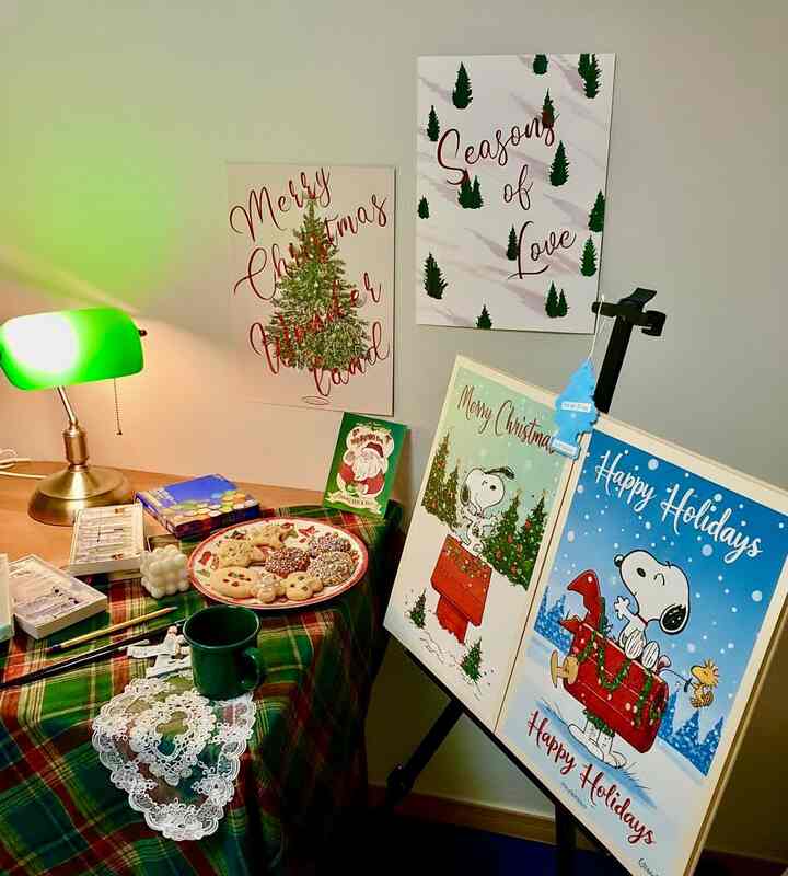 ＃コンスープ記録集

🎄 今後のクリスマスと年末に似合うきれいなテムいっぱいの空間で満たしてみました:)

ツリーも真理で無条件で可愛い自信があるが、家の構造や収納スペースがたっぷりできなかった私の家では、ミニマリストと収納整理が簡単なデコ製品がもっと手がいくんですよ🤏🤏

赤ちゃんの冬の小物をゲットしてCozyに飾ってみました✨🎁
暖かい市松模様のテーブルクロスやふわふわの印象の照明、そして見るだけでも気持ち良くなる冬ポスターやスヌーピークリスマスポスターまで！
おかげで部屋の中でいっぱいの冬の感性が漂うと思います☃️❄️

可愛い年末クッキーと一緒だからホームカフェの雰囲気もしっかり出せますよ！ 🍪☕️

＃今日の家＃Ohouse＃Ohouse＃冬のインテリア＃クリスマス＃クリスマスデコ＃スヌーピー＃ホームカフェ＃メイド＃ビンテージ＃ビンテージインテリア＃ホームテリア