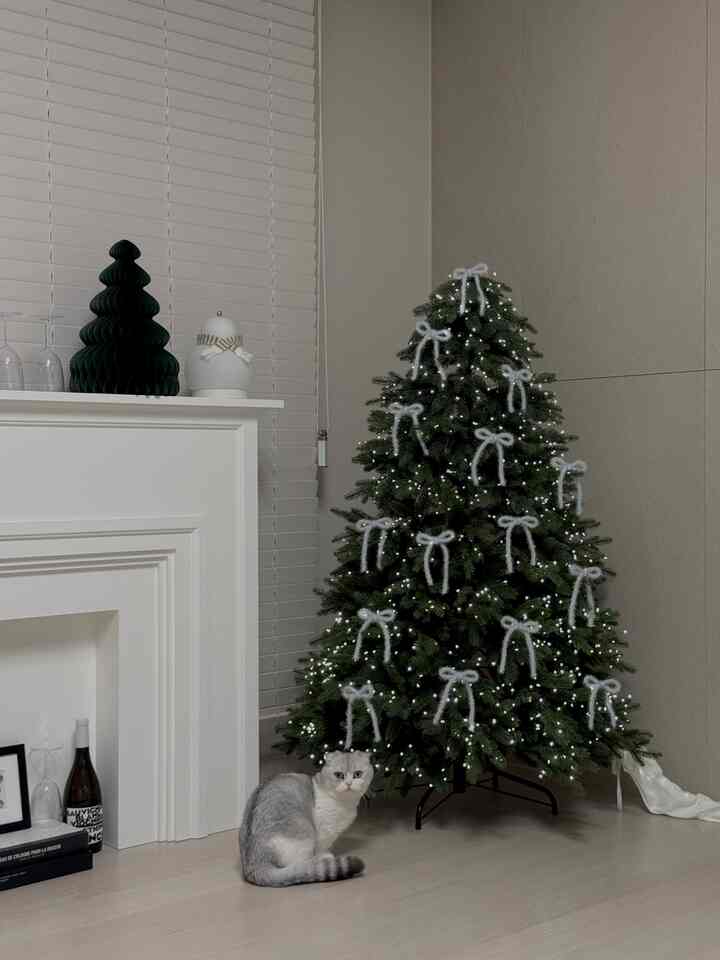 #今日からクリスマス #2日目記録
#リビングにクリスマスがやってきた

昨日はとても忙しいです。 
新しいチャレンジが浮かんだかもしれませんでした🥹 
目は一度ガムでしたので、1日目は逃しました。
学校に行ったときも、
やはりやはりゆうｗｗｗｗ

今回IKEAイベントに応募したことが当選されて
クリスマスのキットをプレゼントにもらいました。
IKEAアラビュー....🤍
そのうちの最初のアイテムは 
ヴィンテルピント紙トリエユ🎄
シンプルでモダンなデザインが魅力的です。
どこに置いてもちょうどギガマクヒジュ？



#イケア #イケアクリスマス
#イケアクリスマス小物 #ツリー
#紙ツリー #ビンテージピント
＃クリスマスストリート＃クリスマスデコ 
＃クリスマス小道具＃クリスマス装飾 
＃リビング＃リビングツリー＃リビングクリスマス
＃クリスマスレス＃ホームデコ＃ホームスタイリング
＃暖炉コンソール＃ムアルメロミュー＃スタンバイ 
＃リビングを飾る＃リビングスタイル＃ホワイトキッチン
