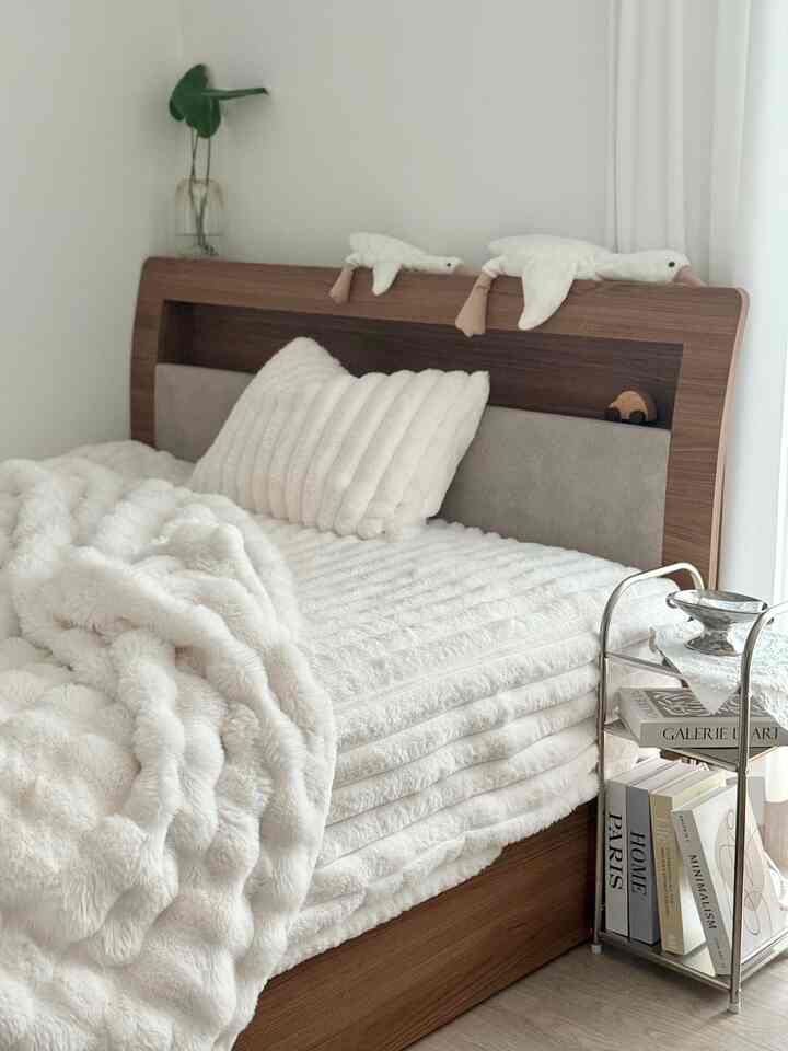 Sarung Kasur Softy: Menambah Kenyamanan Ekstra di Tempat Tidur Anda🪽

Saya menggunakannya bersama Selimut Bebedeco Mink Latte saya yang sudah ada, dan rasanya begitu lembut dan nyaman hingga hampir terasa seperti saya disedot ke tempat tidur.

Sarung Kasur Softy membungkus seluruh kasur, menciptakan nuansa yang lebih rapi dan teratur.

Rasakan tidur malam yang berkualitas, dimulai dengan kenyamanan, kehangatan, kelembutan, dan kenyamanan! ꈍ◡ꈍ♥︎

#Bebedeco #몽글몽글소프티매트리스커버 #매트리스커버 #부드러운매트리스커버 #따뜻한집 #침실인테리어 #침실꾸미기 #겨울침구