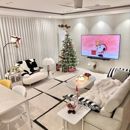 #폭닥폭닥인테리어
포근함은 진짜 못 참지🧣우리집 폭닥템 총출동
집에 있는 포근한 아이템들 다시 꺼내놓는 계절이라 그런지 공간 분위기가 바로 달라지더라고요.
요즘 가장 애정하는 건 부드러운 담요와 포근한 블랭킷.
소파 끝에 툭 걸쳐두기만 해도 따뜻한 느낌이 확 살아나요.
러그도 도톰한 소재로 바꿨더니 발 닿는 순간 기분이 달라졌어요
저녁에는 따뜻한 조명이 분위기를 완성해줘요.
강한 조명보다 은은한 빛이 더 폭닥한 무드를 만들어서, 촛대나 작은 무드등을 함께 두면 더 안정감 있어 보여요.
	•	담요
	•	폭닥한 러그
	•	따뜻한 조명
	•	촛대
	•	블랭킷
집이 확실히 겨울 준비 끝!느낌이라 만족도 높아요.
#거실 #거실인테리어 #거실공간분리 #러그 #겨울러그 #담요추천 #담요 #블랭킷 #거실스타일링 #겨울의우리집 #겨울인테리어 #겨울준비 #겨울준비템 #겨울분위기 #겨울소품 #겨울템 #겨울아이템 #겨울담요 #겨울거실 #거실조명 #겨울맞이 #겨울맞이인테리어 #거실꾸미기 #트리 #미리크리스마스 #크리스마스트리 #크리스마스준비 #조명 #겨울필수템 