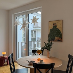Soft morning light, quiet breakfast, and a corner that finally feels like home.
Loving the mix of warm wood, little pops of color, and simple holiday stars — cozy in the calmest way.
Credit:@natahrankina
#interiorinspo #cozyhome #scandinavianhome #morningvibes #homedecor #minimalinterior #apartmentdecor #designdetails #calmspaces #neutralhome #interiorstyling