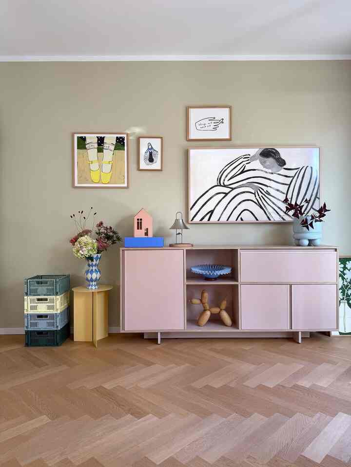 Nuansa merah muda lembut, seni yang ceria, dan sentuhan imajinasi 💕🎨
Sudut ruang tamu yang terasa tenang namun penuh kepribadian, perpaduan desain minimalis dan ceria.

Kredit: @hej_sylwi

#HidupModern #ColorfulHome #ScandiDesign #ArtfulInteriors