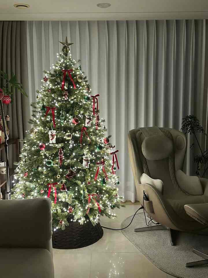 #今日からクリスマス #2日目記録
＃照明で完成したクリスマスの夜

きれいな木が一緒にいる私たちの家のリビングルームです。
夜に木の電球だけをつけておくと照明が別に必要
なし居心地の良い雰囲気がいっぱいです🎄

#リビングインテリア #クリスマス #冬インテリア
＃トリック＃ウィンタースケッチ＃冬の準備 
＃クリスマスパーティー＃クリスマス飾り 
＃4インソファ＃ハンサムソファ＃ハンサム＃リクライナー 
＃ヌハス＃マッサージチェア＃アルテミデトロメオ