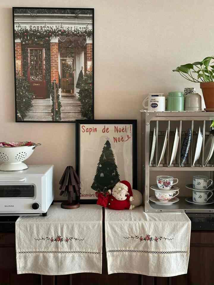 白とヴィンテージ調のキッチン空間、トースターと装飾が配置された雰囲気のあるインテリア