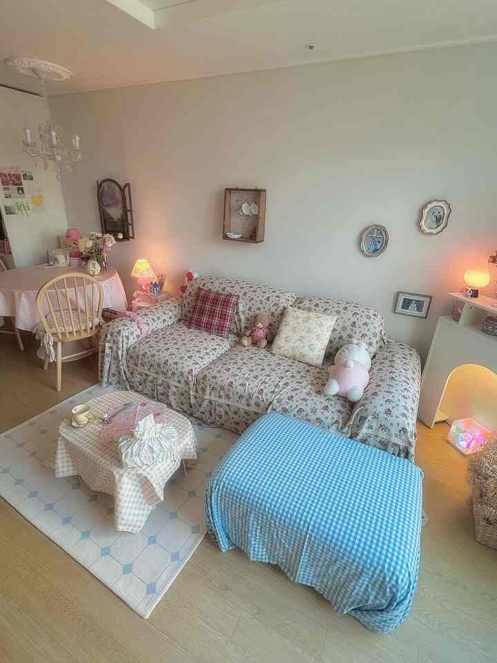 ＃幅の広いインテリア＃ラグ＃照明＃ファブリック 

日がどんどん寒くなるので、なんだか家に暖かいトーンをもう少し追加したくなり、テーブルクロスをピンクに変えてみました☺️ 
 
照明の暖かいカラー感とラグ、ソファとクッションカバー、ボドルボドゥンエアコンカバー これらのものが家を暖かく感じさせるようです 🧡💗🩵 

家をきれいに片付けて座って温かいお茶を飲むのも本当にゆったりと幸せな時間だったんです 🧡 こんな寒い冬には外出して帰ってきたときに暖かく体を溶かして休むことができる空間があるというだけでも感謝した気持ちになります💖 

私の兄弟は今後ますます寒くなっています。 

＃パーティー＃フィット＃リビングインテリア＃冬のインテリア＃ダンスタンド＃照明おすすめ＃防水テーブルクロス＃ピンク＃ティーカップ＃壁飾り＃暖炉コンソール＃ビンテージ＃ビンテージインテリア＃フレンチ＃アンティーク＃シャンデリア＃ディズニー＃ハローキティ＃新婚旅行＃ ＃チェア＃電子レンジ＃チェック

