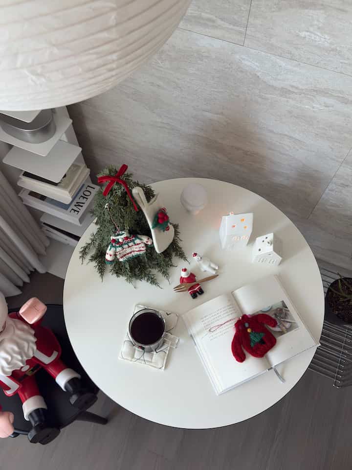 
#今日からクリスマス #2日目記録
クリスマスの準備はモダンハウス🌲

クリスマスグッズ買いにモダンハウス行ってみたらきれいで本物のしばらくを悩んでました！結局選べなかったので夜明け遅くまで検索して購入しましたが、本当に一つ一つすべて可愛かったですよ🥰
やはりクリスマスの準備はモダンハウスで準備しなければなりません！ 🖤

ガーゼツリーにこだわるフェルトオーナメントと、とても可愛く横たわるスープ、高温に強く暖かいコーヒーも安心して食べられるデイリーカップ、クリスマス感性満載のオブジェキャンドルホルダー 
みんなで集まっておくともっときれいじゃない🥹
年末の雰囲気を盛り込んだオブジェたちはとてもきれいです。

＃ホームスターグラム 