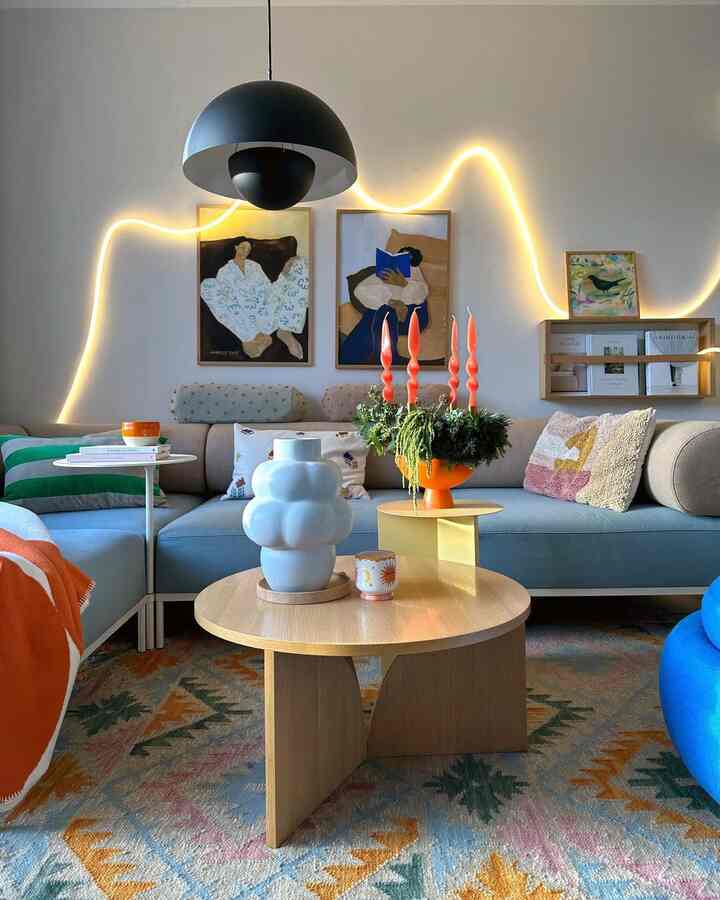 Garis lengkung, warna-warna cerah, dan karya seni yang bercerita 💛💙
Ruang tamu ini terasa hidup dengan warna, kenyamanan, dan kreativitas, surga modern sejati.

Kredit: @hej_sylwi

#ModernLiving #ColorfulInteriors #ArtfulSpaces #ScandiDesign