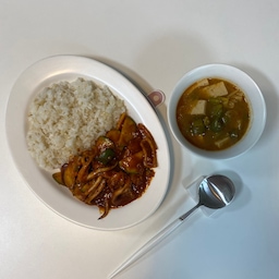 토요일 아침메뉴,,🍚🥄
든든하게 먹고 오후에 김장하러 갑니다,,🥬
#오홈레스토랑 #주말아침 #아침메뉴 #오징어볶음 #오징어덮밥 #오징어요리 #집밥 #한식 #한그릇요리 
#집스타그램 #키친 #홈쿡 