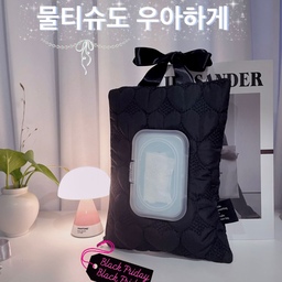 #예쁜템최고야 #콘수프기록 #맞팔
.
.
없어도 되지만 있으면 너~무 좋은 물티슈커버🖤
예쁘기까지하니까 어디든 꺼내놓구쓰기 넘좋아요
저는 주방타일에 걸어두고 쓰는데
찾아돌아다니지않고 쓰니까
식구들이 다좋아해요~🥰
생각보다 크기가커서 놀랬는데
그래두 넘이뿌니까🥹
걸어놓으니 우리집 살균티슈랑 커버가 낑겨..
뚜껑 밖으로 안꺼내고 씁니당ㅋ
구래두 넘넘 이뻐요~🖤💘
.
.
#물티슈케이스 #물티슈커버 #물티슈보관함 
#물티슈파우치 #물티슈디스펜서 #블랙포인트 
#블랙앤화이트인테리어 #블랙인테리어
#오늘의가든 #블랙 #블랙소품 #블랙템
#고르고골랐어요 #데스크템 #주방템
#거실소품 #주방소품 #방꾸미기 #벽꾸미기
#벽꾸템 #행잉 #후크 #후크걸이 #3m
