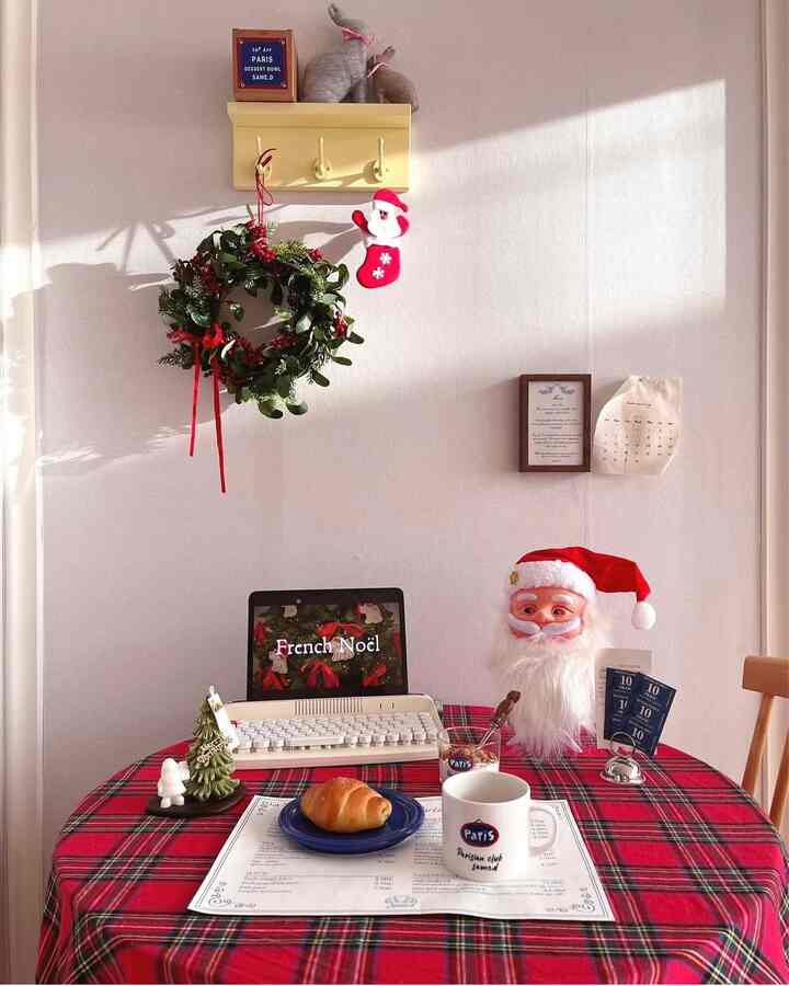 Bringing the scent of Christmas to your kitchen.

While it's nice to enjoy the outdoors in bustling December,
decorate a corner of your kitchen like a cafe and enjoy Christmas at home all winter long. ♥️💙

#ChristmasStartsToday #4일차기록 #온더테이블 #디저트접시 #주방인테리어 #겨울인테리어 #크리스마스소품 #크리스마스인테리어 #크리스마스인형 #크리스마스인테리어소품 #세임디 #홈카페 #커피타임 #집커피
