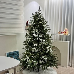 고양님들 방에 모셔두고 즐기는 집사의 은밀한 취미🎄
트리에 리본 달아주고 아주버님네 가서 보고 산 귀여운 산타와 제일 아끼는 크리스마스 산타 인센스스모커도 꺼내주었어요🎅🏻
캣초딩 고양이들이 수시로 트리를 올라타고 있어서
고양이들 가두고 이렇게나마 잠깐의 여유를 만끽해봅니다✨
#오늘부터크리스마스 #3일차기록 #크리스마스 #트리스마스트리 #pe트리 #베베데코트리 #180트리 #30평대아파트 #트리꾸미기 #트리소품 #트리오너먼트 #트리장식 #트리리본 #산타인형 #러그 #벽난로콘솔 #벽난로인테리어 #조명 #열매조명 #아파트인테리어 #타워형아파트 #아이보리인테리어 #블랙앤화이트인테리어 #신혼부부인테리어 #인테리어소품 #고양이가사는집 #고양이와사는집 #고양이집사 #집사일상 #맞팔 
