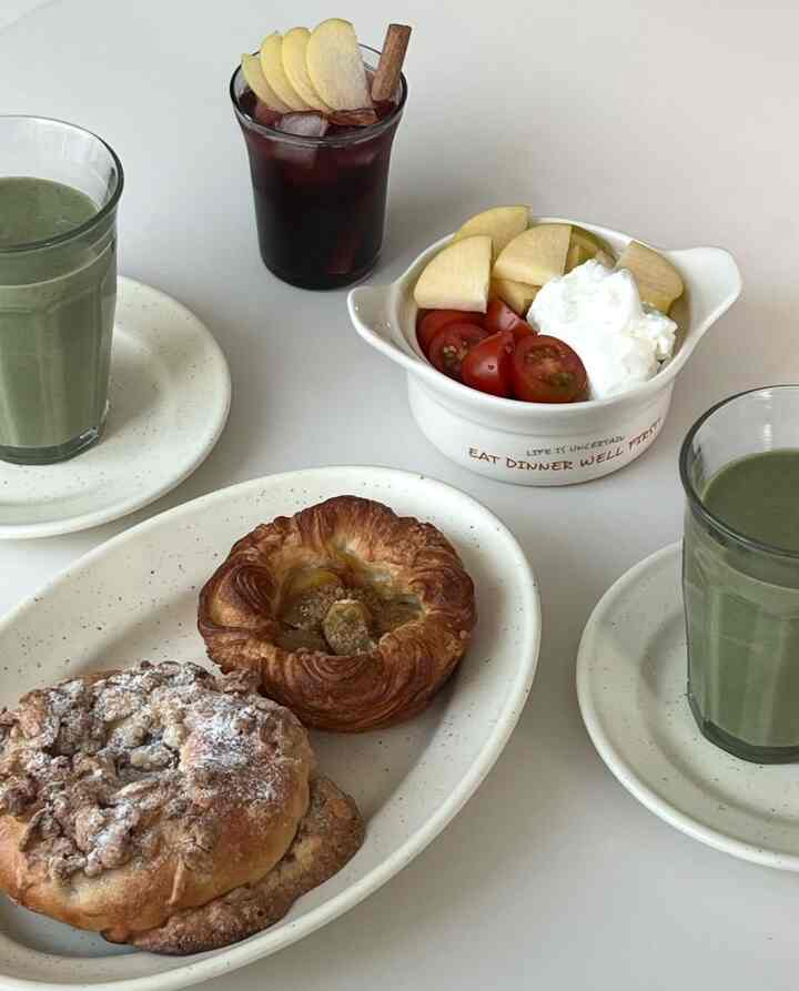 ＃コンスープ記録集＃今日の私たちの家 

今日のパンモーニングホームカフェ

✔️パン/グリックヨーグルトボール/アボカドバナナスムージー/アイスバンショー

週末必須コースパンモーニング朝➰

夫ピックパンと
グリックヨーグルト+バント+リンゴで簡単グリックヨーグルトボール、
アボカド+ほうれん草+バナナ+豆乳ウイング-着替え次第健康スムージー、そしてバンショー一杯！バンショーはインスタミッションだとした。

あたたかいバンショーをしようとしたら、涼しげなものが汗をかいてアイスで作ってみました〰️淫魔甘酸っぱい💗ヨーガークリスマス、年末に酒の代わりに飲み物で食べるにはとても良いです！お酒の友達が来たらワインを感じるように乗るのに最適です。

幸せな日曜日をお過ごしください！


#ホームカフェ #カフェ #レシピおすすめ #冬飲み物 #クリスマスドリンク #バンショー #バンショーベース #パン #パンモーニング 