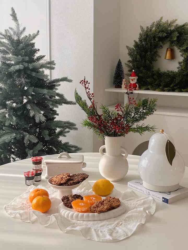 #今日からクリスマス #5日目記録

特別なメニューではありませんが、最近私が食べるおやつは 
みかんとグラノーラチップです🍊
冬なので、最近小さなみかんは本当においしいです。
グラノーラチップはカリカリと訴え、お菓子の代わりに食べています。 
無糖にナッツを中心としたそれは健康的なおやつですよ💪🏻


＃スナック＃デザート＃ホームカフェ＃プレーティング＃インソール＃クリスマス装飾＃クリスマス小道具＃ダイニングテーブル
