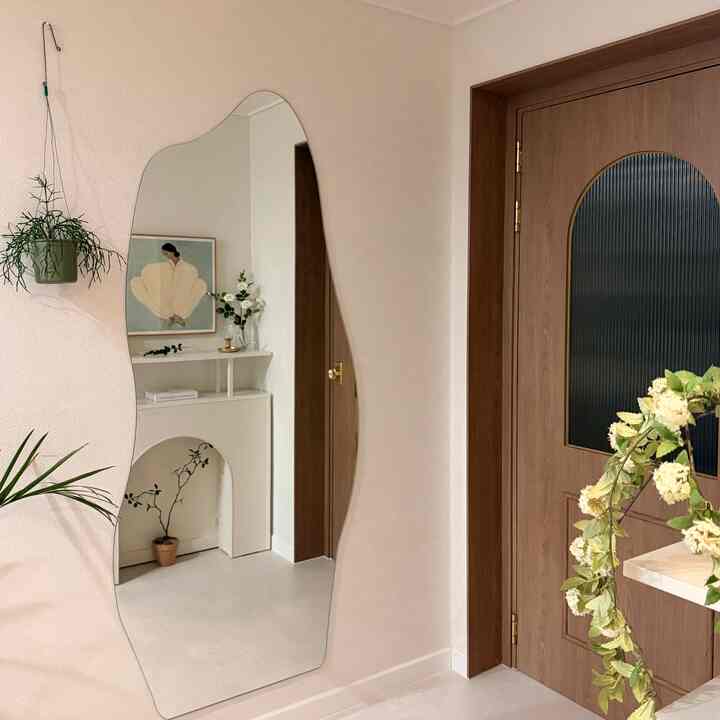 中文鏡 お問い合わせいただく方が多いですが、私はリモデリングする際に壁に貼ってもらってもらいました！

接着剤？で1〜2日程度固定して貼り付けました:)

ペットを育てる家なので、立てておく鏡は危険なようで壁に付着したのに満足して使っていますよ！


＃中文＃中文インテリア＃中文飾り＃ミラー美人＃ミラー＃ウォークミラー＃ソフィアリンド＃暖炉コンソール＃調和＃フレーム＃ハングインプラント＃サリムサリ＃コンスープレコードハウス＃ウッドジュンムン＃リモデリング＃アパートを飾る＃コミュニケーション 