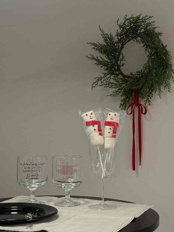 #今日からクリスマス #5日目記録
#クリスマスデザート

「クリスマスデザート」といえば 
なぜか家でクッキーを焼くとイチゴのケーキがあると思う
現実はパリバゲットにジャンプするためです~~
家にそんなことがあるでしょうか……。
急いで家の前にパリバゲットに行きました。
それでもクリスマスの雰囲気
ひとつひとついて買ってきて撮ってみるゆ❤️



＃クリスマス＃クリスマスデコ
＃クリスマス小道具＃雪だるまマシュマロ
＃小倉行主＃クロウキャニオン＃キンクカートリッジ
#クリスマスレス #ニケハウス #ミニリス
＃マーケット費＃サイドテーブル＃補助テーブル
＃ホテルパリチル＃ホテル827＃ワイングラス 
#ホームデコ #ホームスタイリング 