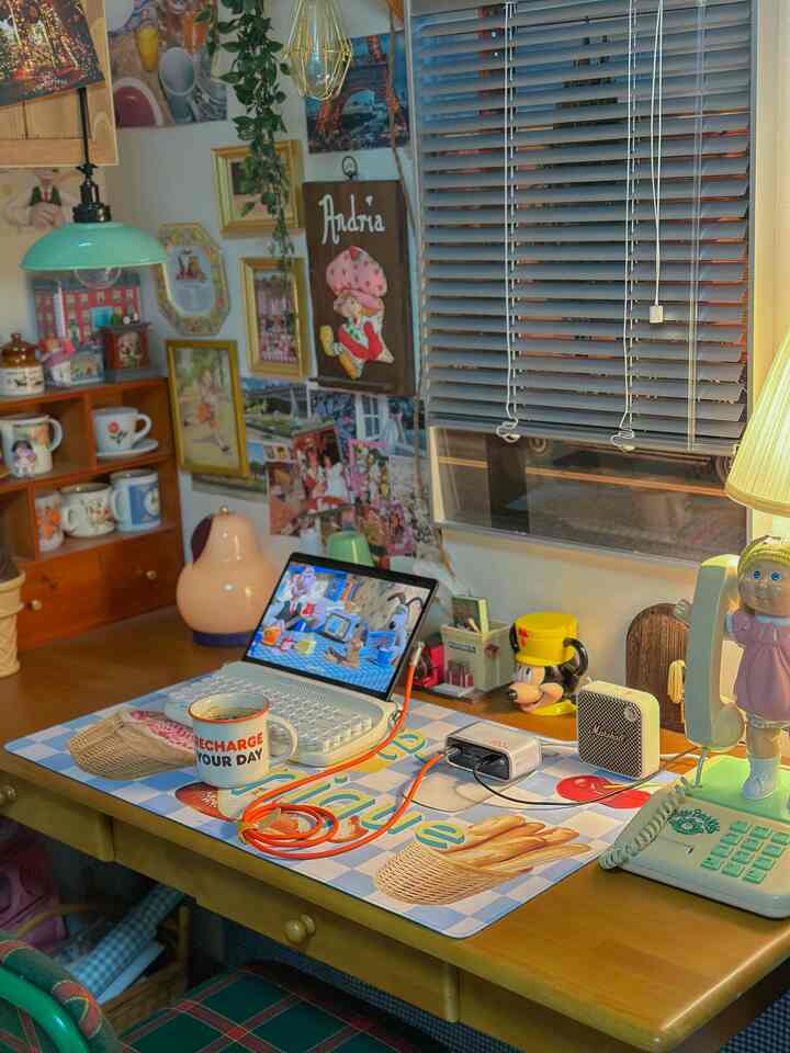 ナチュラルカラーのホームオフィス空間、デスクにノートパソコンとコーヒーマグ、レトロな装飾が置かれた雰囲気のある作業スペース