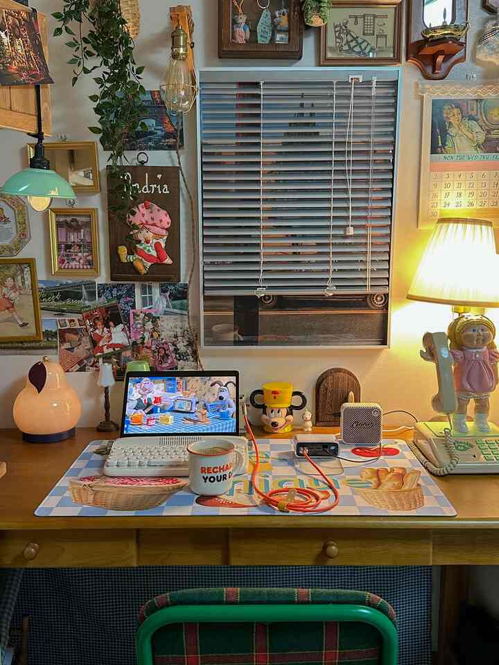 木目調のヴィンテージデスクとヴィンテージアクセサリーが配置された温かみのあるホームオフィスの空間