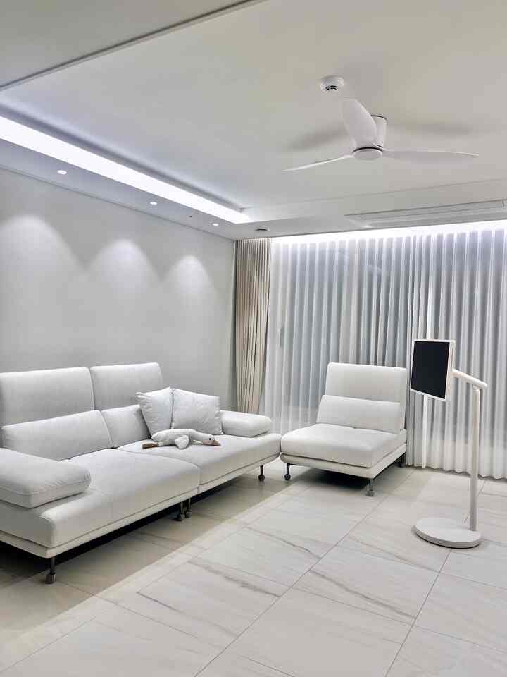 大型ツリーが来る前に我が家の姿です。 

私たちの赤ちゃん愛着人形である「ブランガトアヒル」の一つでも感性的な雰囲気が漂っています〜

途方もないけどホワイトツリーも簡単に飾ってみましたが、
家の雰囲気も生きてきれいです！ 

#ブランガト #오리인형 #애착인형 #출산선물 #돌선물 #백일선물 #국민육아템 #duck 
#plush #blancgateau