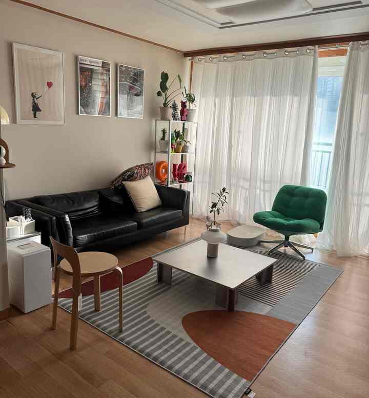 #콘수프기록집 #오늘의우리집 1

🏷️ EMOF Terracotta Rug🍊

This EMOF Terracotta Rug appeared in Yoon Jun-seo's living room in the drama "Dear X."

The moment it's laid down, the space's tone becomes warmer,
and it complements the wood, ivory, and black sofas,
creating a sophisticated living room atmosphere.
The shadows cast on the rug when the sunlight shines through are beautiful,
and its cozy texture makes it perfect for barefoot living.
The low pile makes it easy to vacuum.

#TerracottaRug #에모프 #에모프러그 #거실러그 #160x230러그 #러그추천 #거실인테리어 #우드톤인테리어 #따뜻한인테리어
#EmotionalInterior #신혼집꾸미기 #패턴러그 #인테리어소품 #맞팔 #구축인테리어 

