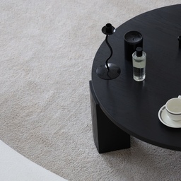 Delo Sofa Table
목재의 단차와 결합을 이용해 디자인한 제품이에요.
제작 단계에 과정을 눈으로도 볼 수 있지만 감각적으로 디테일의 차이를 준 점을 눈여겨 봐주시면 좋은 제품입니다!
목재의 면이 많이 보여지는 다리는 상판을 따라 곡선이 이어지는데 한판한판 가공해 조립해 만든 다리입니다!
살이닿는 부위에 매끈한 목재의 질감을 느낄 수 있어요!
거실이 넓은 공간에 추천하는 제품입니다
-수종 변경은 공식 홈페이지 옵션에서 가능
-사이즈 변경은 카카오톡으로 문의주세요
@cloud.artfurniture #구름가구 #원목가구 #수제가구 #디자인가구 #가구디자이너 #테이블 #원목테이블 #거실테이블 #블랙테이블 #소파테이블 #커피테이블 #좌탁 #원목소파테이블 #table #sofatable #coffeetable 