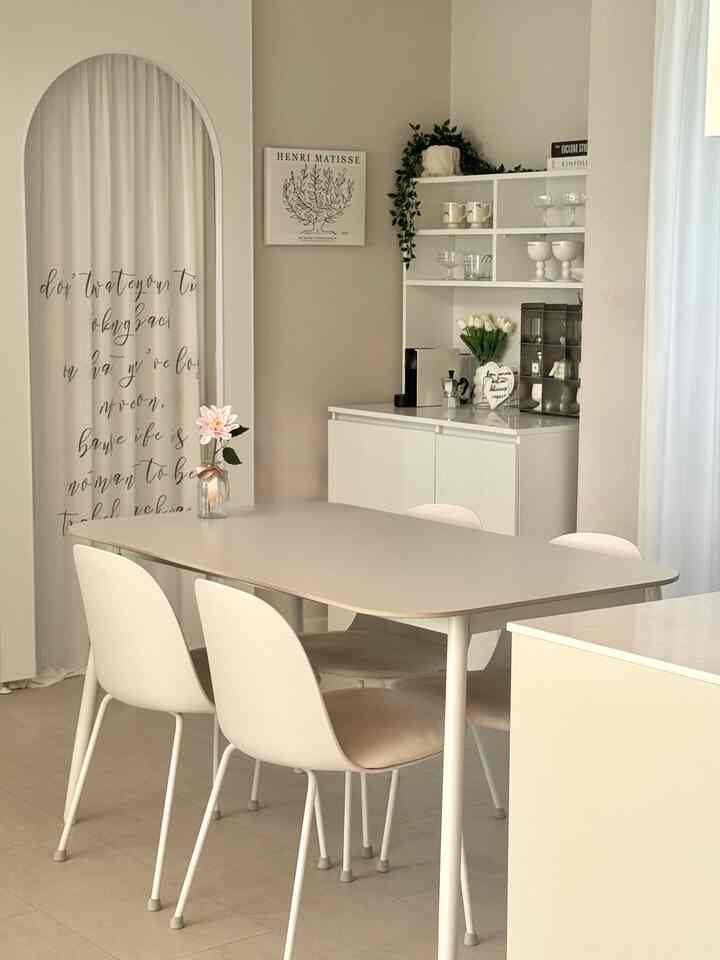 久しぶりに見上げるダイニングテーブルスペースですね🤍

最近遅い午後に家の奥まで
留まっている夕焼けを見ている場合
とてもきれいでぼやけて見たことがありますよ✨

とにかく今日一目がすごくたくさん来たのに..!!
みんなに気をつけてくださいね🫶🏻

＃コンスープ記録店＃今日の私たちの家＃ダイニングテーブルのインテリア＃ホワイトダイニングテーブル