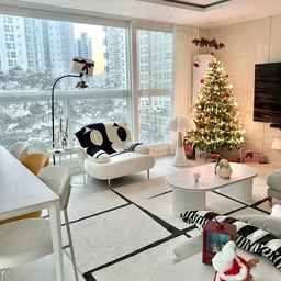 눈 오고 나니 집 분위기 겨울왕국 ❄️🏠
어젯밤 눈이 펑펑 오더니, 아침엔 창밖이 그대로 겨울 엽서처럼 변신했어요.❄️
출근 준비하다가 창 너머 풍경이 너무 예뻐서 급하게 한 컷 남겨둔 오늘의 거실이에요
커다란 통창 너머로 쌓인 눈이 들어오니 실내 조명과 트리 불빛이 더 포근하게 느껴져요.
화이트 톤 거실이라 겨울 풍경이 자연스럽게 배경 역할을 해주고, 크리스마스 트리도 훨씬 더 돋보여요🎄
#오늘의우리집 #콘수프기록집 1
#거실인테리어 #화이트인테리어 #겨울인테리어 #눈오는날 #거실뷰 #거실스타일링 #트리 #미리크리스마스 #뷰가좋은우리집 #겨울러그 #거실러그 #겨울준비템 #겨울필수템 #겨울담요 #식탁 #크리스미스소품 #식탁의자 #패브릭침대 #러그인테리어 #카페트 #겨울준비 #겨울맞이 #겨울나기 #겨울아이템 #블랭킷 #눈오는풍경 #뷰맛집 #거실 