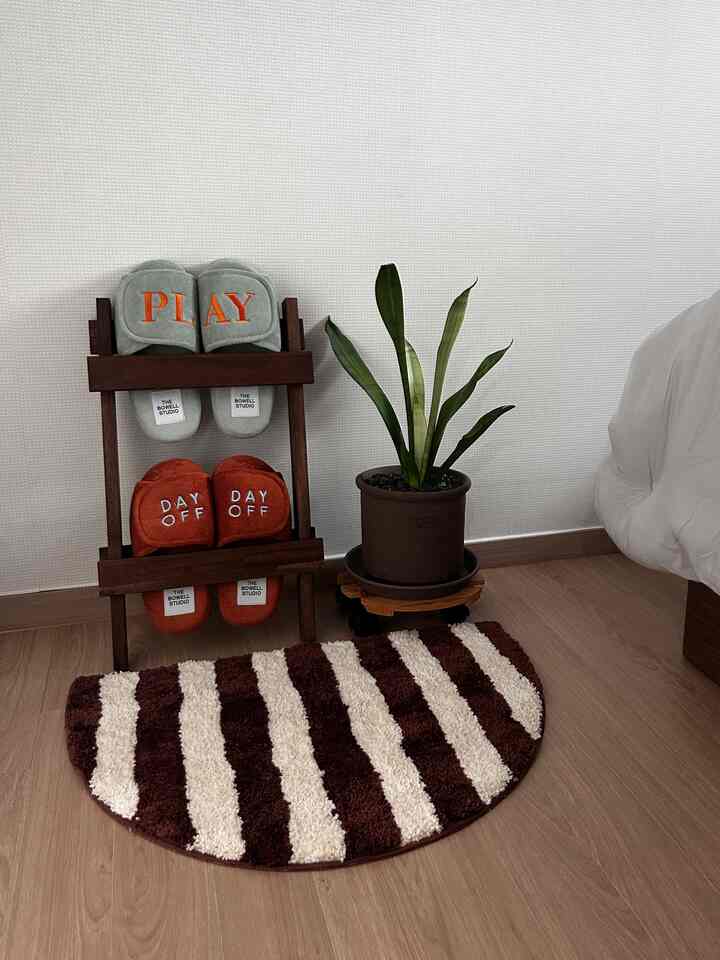 In the bedroom,
pretty room shoes and a rug added a touch of coziness :)￼

#Bedroom #침실인테리어 #침실소품
#BasicTone #basictone #모달이불 #이불
#RoomShoes #러그 #문샤인 #식물 #화분 🪴