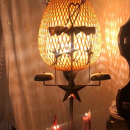 조명으로 완성한 크리스마스 밤🕯️
빛으로 가득한 작은 방의 따뜻한 겨울🎄✨
<제품 정보>
라탄 스탠드 조명 : 이케아
골드 4구 촛대 : 이케아
벽 선반 : 디자인 주문 제작
수납장 : 사토가구
별 조명 : 자라홈
백조 오너먼트 : 자라홈
글라스 보석함 : 플라잉타이거코펜하겐
오로라 행잉 오너먼트 : 플라잉타이거코펜하겐
제비 종이 모빌 : 소소문구
레인보우 러그 : 플라잉타이거코펜하겐
그외 화병, 촛대, 찻잔 : 빈티지 소장품
#오늘부터크리스마스 #조명으로완성한크리스마스밤  #크리스마스인테리어 #조명 #빈티지인테리어 #크리스마스  #겨울인테리어 #저층 #저층인테리어 #구축아파트 #베란다 #유주의낮은방 #naughtycitrus 

