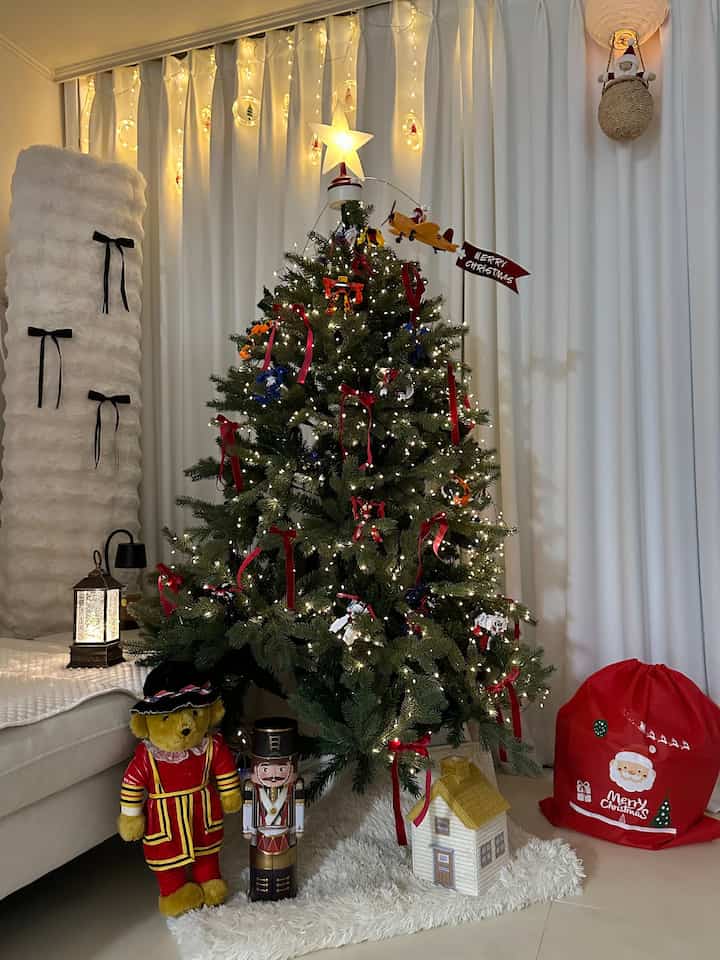 今年も一つずつ飾りを取り出してみると
いつの間にかリビングの真ん中にクリスマスがやってきた🎄✨

レッドリボンでポイントを与えたクラシックツリー、
子どもが好きなオーナメント、
木の下にふんわりとしたおもちゃの病棟やスレッドアートハウスまで。

小さなものが集まって私たちの家だけの雰囲気を完成してくれました。
暖かい光を灯す瞬間、初めて
「あ、もう本当にクリスマスだな」という気がしたんですよ。

今年のクリスマス私たちの家の完成ショット、
ここに記録しておきます✨

＃美しいテム最高屋＃コンスープ記録集＃クリスマスストリート＃クリスマスデコ＃クリスマスインテリア＃ホームデコ＃ホームスタイリング＃リビングルームインテリア＃リビングインテリア＃今日の家＃家の装飾＃日常記録＃冬のインテリア＃暖かい家＃トリミング＃ホームカーフェ 