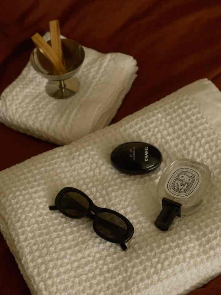 my evening comfort - winding down with warm towels and something that smells nice 💆‍♀️

#comfy #warmfeeling #candles