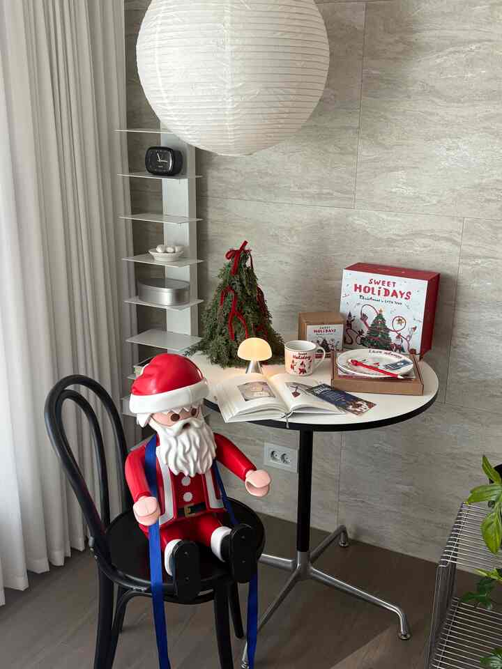 #今日からクリスマス #4日目記録 
セムディは愛です🥰

チャムシルロッテモール広場のクリスマスマーケットに招待されて事前に行って来ることができましたが、こんなきれいなプレゼントまで🤍本物のセームディは愛です！

今回のエディションはセームディ×ロッテ百貨店ホリデーエディションでおとぎ話のような色感のイラストを描くフランスの作家ナタリレテと一緒に特別なエディションを用意しましたが、イラストがとてもきれいでした🫶🏻
私はサンタプレート、マグ選びましたが、みんなきれいでしばらく悩んだという！ 

一人で行って写真も撮れなくて残念でしたが、写真も撮ってください！
今回のマーケットブランドラインナップもとても良く、何より2階カルーセル、ツリーもとてもきれいでしたよ！ ✨
セームディはカルーセルの前2番に位置しているのでぜひ訪れてみてください🖤

場所：ロッテモール広場クリスマスマーケット
期間：25年11月20日 - 26年1月4日

＃セームディ＃パリッジアンクラブ＃ロッテクリスマスマーケット
＃ホームスターグラム 