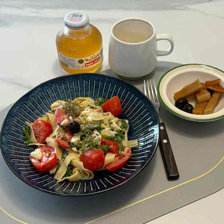 
Everyone's asking what kind of noodles it is!
I tried brie cheese pasta. Bam 💚

Cheongjeongwon's egg pasta is fettuccine 😘
#PrettyItemsAreTheBest
#Pasta
#CornSoupRecord