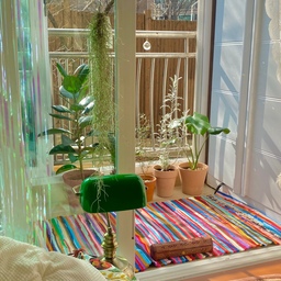 유주의 낮은 방🫧✨
추워도 환기는 꼭🌬️
다양한 텍스쳐의 아이보리 침구에 포인트 러그와 카펫으로 폭닥폭닥 겨울 인테리어 완성🪽
이불 덮고 책 한 번, 베란다에서 눈 내리는 풍경 한 번 보면서 눈송이 하나마다 행복이 쌓이는 겨울🌨️❄️
Naughty Citrus🍑NTCT by YUJU
<제품 정보>
라탄 스탠드 조명 : 이케아
골드 4구 촛대 : 이케아
벽 선반 : 디자인 주문 제작
수납장 : 사토가구
별 조명 : 자라홈
백조 오너먼트 : 자라홈
오로라 행잉 오너먼트 : 플라잉타이거코펜하겐
제비 종이 모빌 : 소소문구
레인보우 러그 : 플라잉타이거코펜하겐
그외 화병, 촛대, 찻잔 : 빈티지 소장품
#폭닥폭닥인테리어 #크리스마스 #크리스마스인테리어 #겨울인테리어 #저층 #구축아파트 #베란다 #빈티지인테리어