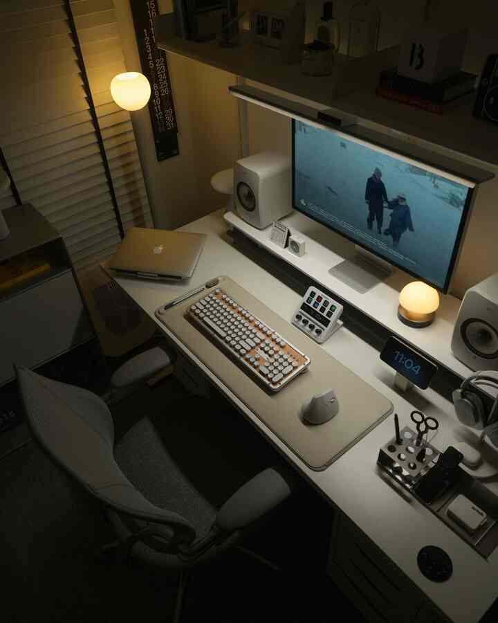 柔らかいホワイトとブラウンの色調のコンパクトなホームオフィス、レトロなキーボードと広いモニターが配置された洗練された作業空間