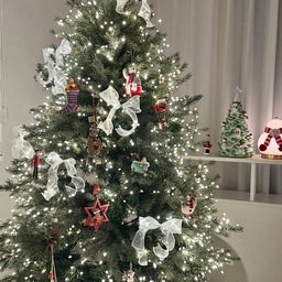 드디어 트리에 오너먼트를 달아줬어요🎄🎅🏻
독일여행 추억이 담긴 오너먼트들이라 저한테는 더 특별하고 소중하네요
반짝반짝 빛나는 트리를 보고만 있어도 기분 좋아지는게 트리의 마법 아닌가 싶어요✨
#예쁜템최고야 #콘스프기록집 #크리스마스 #크리스마스트리 #트리꾸미기 #트리오너먼트 #트리소품 #pe트리 #180트리 #트리리본 #인센스스모커 #벽난로인테리어  #집꾸미기 #거실스타일링 #맞팔 