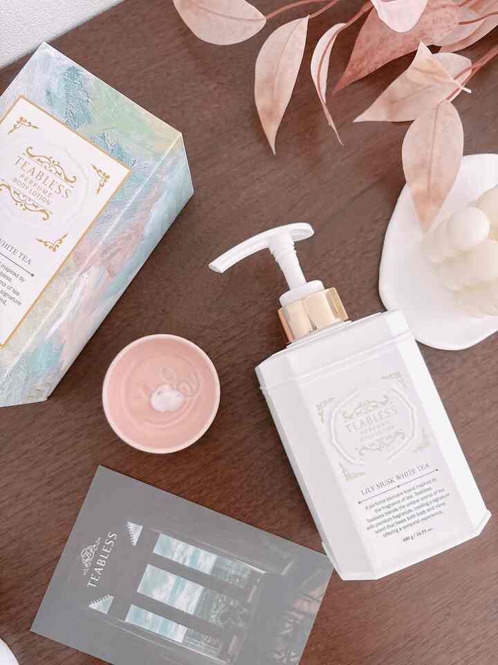 #콘수프기록집 #예쁜템최고야 3

チブレスピグピッチウーロンティーの香りも愛情よく使いましたが、リリーマスクホワイトティーボディローションも期待以上に満足でした。 
綺麗でふわふわの白茶ムスクの香りがほのかに長く持続し、製剤は軽く吸収され、べたつかずしっとりと仕上げられ、デイリーで使い勝手が良かったです。 
シリコーンオイル無添加、ビーガン認証、低刺激テスト済みで敏感肌も快適に使え、残響が服の上にほのかに広がってくれるヒーリング感が特に魅力的です:) 

#Teabless #티블레스 #바디로션추천 #퍼퓸바디로션 #살냄새바디로션 #바디로션 #겨울선물추천 #집들이선물추천 