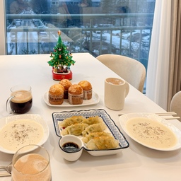 #폭닥폭닥인테리어 #겨울아침메뉴 #눈뷰
지난 목요일 짧은 시간에 많은 눈이 내렸죠~❄️☃️
쏟아지는 눈을 보며 아들은 너무 즐거워했지만
사실 저는 그다음날 출근이 두려웠어요!
전쟁같은 금요일 출근을 하고
주말 아침 눈이 내려있는 뷰에서 
남편이 차려준 아침을 먹었습니다!!
온세상이 하얀눈인데 따뜻한 감자스프와
군만두, 따뜻한 아메리카노를 먹으며 
창밖뷰를 보고있자니 마음이 포근해지네요!
쌀쌀해진 겨울날 눈이 내린 뷰를 보니
집에 더 포근하고 폭닥하니 따뜻합니다 😍
#집이제일좋아 #집이최고 #따뜻한우리집
#온세상이하얗다 #눈내리는날 #눈뷰