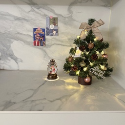 #크리스마스에진심인편
거실 한켠에 크리스마스 살짝 .. 🎄 애들이 만질까봐 살짝쿵 꾸며놓기 .. ₊˚⊹ 아니나다를까 아침에 눈뜨자마자 발견하고선. 의자 들고와서 만져보더라구요^^^^^ 
그래도 일단은 잡아뜯지않은거에 감사하며..🤣🎄❄️
사부작 더 꾸며봐야디 ☁️
#크리스마스 #크리스마스소품 #크리스마스트리 #트리 #christmas #맞팔 #xmas #집꾸미기 #거실소품 #집스타그램 #집꾸미기소품 #스노우볼 #오르골 #거실꾸미기 #팔로우