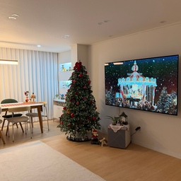 #오늘부터크리스마스 거실, 다이닝룸, 식물존 그리고 주방에 찾아온…!  X-Mas 사랑스러운 분위기 담기🎄♥️
#9일차기록 
거실에 대형 트리를 설치하고 하나둘씩 크리스마스 무드가 생겨나는 집을 보며 어릴적 따뜻했던 가족과의 추억부터 남편과 함께한 크리스마스의 추억들을 떠올려 몽글몽글해진 저의 마음,,,💗
크리스마스까지 D-19 더 설레는 맘으로 기다려야겠어요❣️
#콘수프기록 #크리스마스 #크리스마스트리 #크리스마스소품 #크리스마스데코 #크리스마스장식 #거실 #주방 #다이닝룸 #러너 
