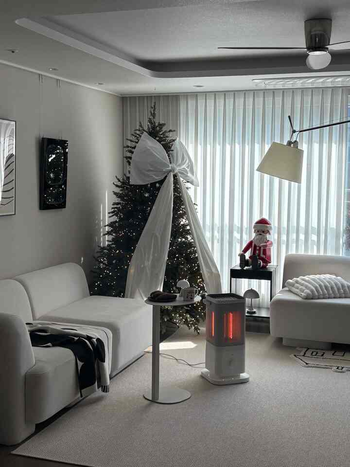 製品提供|寒い冬の方向調整なしで誰もが暖かく過ごす

家のスターグラムの方は多くの共感されているようですが、リビングルームを飾るとき、実際には、デザインがきれいであれば隠すのに忙しいでしょう！エディルオバン暖炉は感覚的な空間どこでもよく似合うデザインでリビングでも寝室でもどこにも似合います🤍

最近、五方暖炉の上にみかんも温め、サツマイモも焼いて食べて、暖かいお茶も飲み、冬の感性そのまま盛って送っていますよ！軽くて持ち手で移動するのにも楽で、リモコン使用で最大15M遠くからもボタン1回であれば手軽に制御ができてとても便利でした！エッジにマグネット付が可能で、リモコン紛失の心配もなくすっきり収納可能！
5面で個別暖炉が可能で、別に方向調整なしで移動せず、みんなが暖かさを共有でき、私がいる席だけに集中暖房も可能です！ 

暖房費節約と、感性のある暖かい冬をお過ごしください☺️

＃コンスープ記録集 
＃ホームスターグラム＃ホームスタイリング＃インテリア＃ストーブ＃冬インテリア＃冬＃リビングインテリア＃リビングスタイル＃クリスマス 