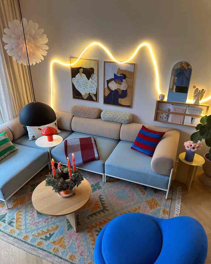 Cahaya hangat, warna-warna lembut, dan perpaduan warna yang ceria membuat ruangan ini terasa lebih nyaman dan meriah ✨🎄
Sudut yang sempurna untuk bersantai, membaca, dan menikmati malam musim dingin di rumah.

Kredit: @hej_sylwi

#CozyVibes #ColorfulHome #WarmLights