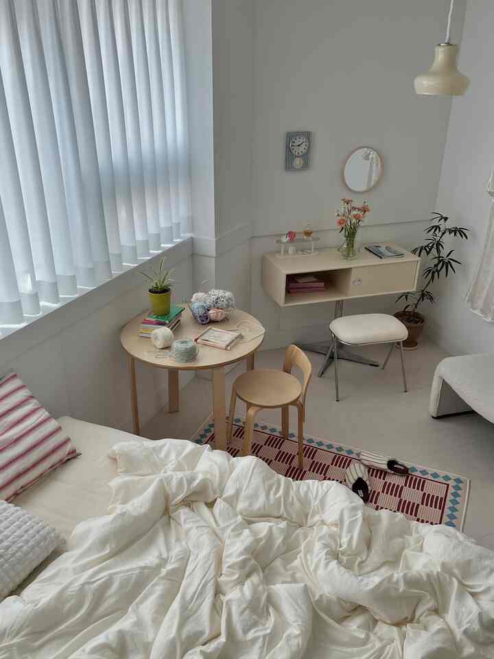 #2025HouseOfTheYear Hello. This is Prahome, a finalist in the "Renovated House" category of the 2025 House Of The Year!

🍒 Swipe to see the "Unrenovated House" photos!
🗳️ https://form.fillout.com/t/is76hE41sTus?media=photo&click_action_type=deep_link

If you choose "Prahome" in the third option in the link above, there's a raffle where you can win a gift card! ♥️

-

I was debating which photo to post, but I thought it would be best to share a photo that's been well-received by users. So, I decided to share a photo of my room from early spring this year, filled with a lovely and vintage vibe.

A butter and cream-toned room with a vintage-patterned rug. This photo, which I posted in early to mid-year, has been very popular.

✔️Would you believe that this space was originally used as an office in a commercial-residential building? I received permission from the landlord to repurpose the space into a comfortable bedroom, so I did the legwork myself. I didn't want to hire a contractor, so finding and communicating with the flooring, lighting, and woodwork myself was a challenge.

Q. What did you remodel?
A. Because it was originally used as an office, the flooring was dark and the space itself was spacious. Since I live alone, I didn't need a lot of space, so I installed a partition wall between the large 33-square-foot (10-pyeong) vestibule, separating it into two rooms.

To ensure privacy, I covered the front window of the bedroom with woodwork. I then covered the floor with light-colored decorative tiles and painted the black lines on the walls to create a clean, uncluttered look. Simply changing the floor and walls to a bright color brightened the space significantly.

For the flooring, I chose ✔️ cost-effective decorative tiles. The wide width minimizes gaps, making maintenance easy. Materials are also relatively inexpensive, allowing me to complete a space over 20 pyeong (approximately 66 square meters) for under 1 million won. If you're on a tight budget, there's no better flooring material than Decotile.

〰 After the Remodeling 〰

Remodeling is difficult the first time, but the second or third time is nothing.

We've lived in this house for about two years now, and I'm starting to get a little bored, so I'm planning on refinishing the floors again. While the renovation, furniture disposal, and room layout changes won't allow me to recreate the same look, I'm eager to leave behind this beautiful room and try something different.

Now that I can't see this mood anymore, I think it fits perfectly with the "2025 House of the Year" theme, which was only available in 2025. That's why I'm sharing this room.

My aesthetic sense may not be as exceptional as others, but if I make the most of what I have and find contentment within myself, wouldn't my home be more precious and beautiful than anyone else's?

My trapezoidal home transformed from a dreary office into a warm and cozy bedroom. If you find it beautiful, please vote for me ♥️
.
.
.
#Today'sHouse #SpecialCreator #Today'sHouseCreator #CornSoupRecord #CornSoupRecord #Interior #Today'sHouse #HomeDecoration #RoomDecoration #PastelInterior #HomeStyling #Homestagram #SingleRoomInterior #roomtour #homestyling #bedroominterior #interioraccessories #oneroominterior #homedecoration #constructioninterior #remodeling #constructionremodeling #houseremodeling