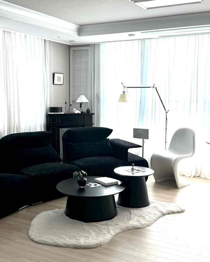 ＃2025今年の家＃ミンスホームストーリー

こんにちは:) 
家を整えて飾り、大切な瞬間を写真に込めて記録してきているミンスホームです！
2025今年の家の賞に招待
候補に上がっただけでも光栄です🩵

私たちの家の特徴は特別な施工なしで飾られた家です。
家具や小物の位置、構造を変更していく 
季節や気分によって様々に表現しています。 

モノトーン私の空間に時々色が一滴ずつ含まれている場合
一味違うポイントになって 
配置によって異なる空間になることに幸せを感じて
過ごしています:)

ブラックソファにブラックソファテーブルを置くと  
思ったより素敵な魅力が吹き出てきて 
最近満足しており、使用中のリビングエリアです！

安定感のある構図を好む
モジュールソファをすべて分離してラウンド形態で配置し、
ふわっと包み込む感じを与えてみました🖤

前面にはホワイトソファがあります。 
互いに向かい合うように配置して多彩に使ってみたりもしました:)

座って本も読んで、テレビも見てお茶も飲みながら 
考えを空ける私だけの時間をしばらく持っていれば 
一日がもう少し豊かになって 
リビングエリアによく滞在します☺️✨

@todayhouse

#2025年
#ブラック＆ホワイトインテリア＃モノトーンインテリア＃ブラックインテリア＃ブラックソファ＃ブラックソファテーブル＃オンテーブル 
＃照明インテリア＃アルテミデ＃アルテミデ＃アルテミデトロメオ＃アルテミデトロメオバスクランテ


