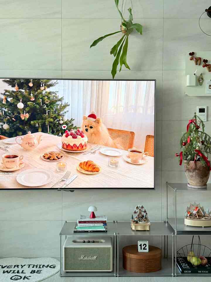 #크리스마스에진심인편

With some cute Christmas decorations and fleas,
my house is in the Christmas mood too☺️🎄❤️

#LivingRoomInterior #거실꾸미기 #거실수납장 #쇠테리어 #쇠테리어선반 #롬버스랩 #선반인테리어 #거실선반 #오늘의집 #모던인테리어 #미드센추리모던 #미드센추리 #맞팔 #맞팔해요 #작은집꾸미기 #작은집꾸미기 #작은평수인테리어 #20평대인테리어 #아라우카리아
