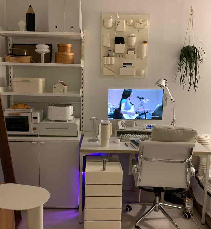 ホワイトトーンのホームオフィス空間、机と椅子、モニターが配置された清潔感あるモダンな雰囲気のインテリア