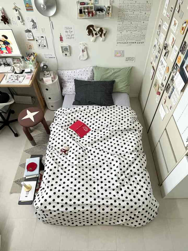 ホワイトとブラックの統一感ある3坪のコンパクトな寝室、ドット柄の寝具と造り付けクローゼットが配置された印象的な空間