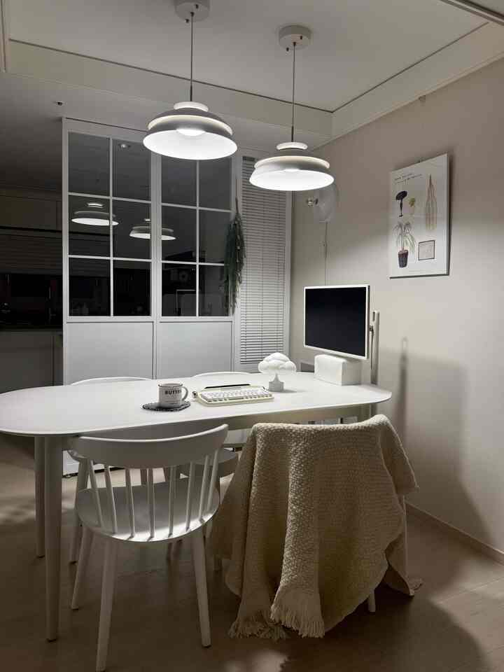 ホワイトとベージュのトーンが調和した二人用のホームオフィス、シンプルでモダンなダイニングテーブルと椅子が配置され、落ち着いた雰囲気のあるインテリア